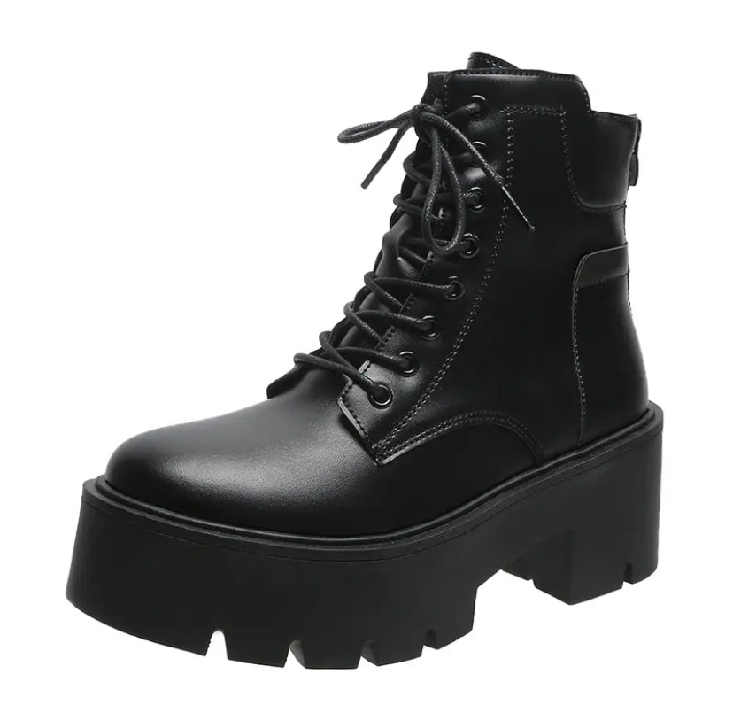 Trendy Boots White and Black
