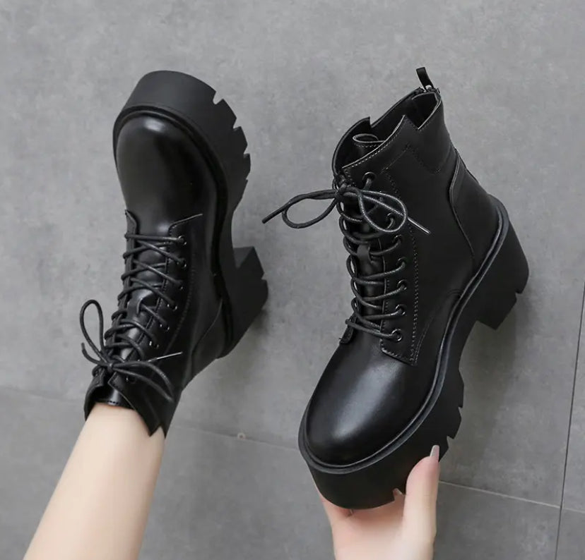 Trendy Boots White and Black
