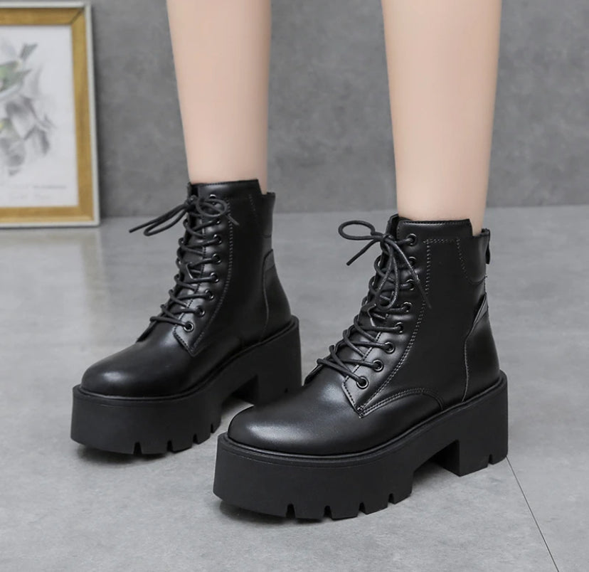 Trendy Boots White and Black