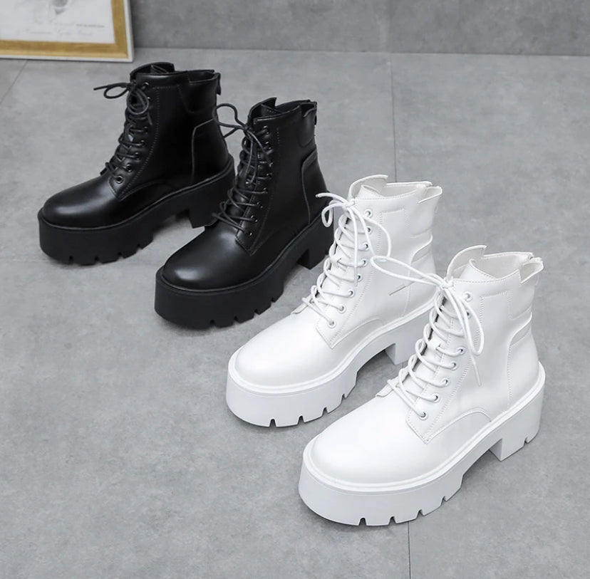 Trendy Boots White and Black