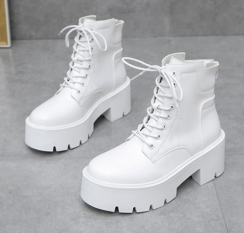 Trendy Boots White and Black