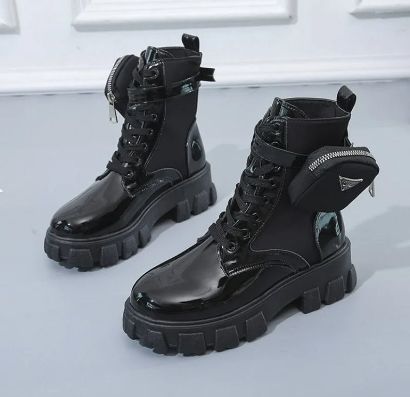 Comfortable Boots White and Black