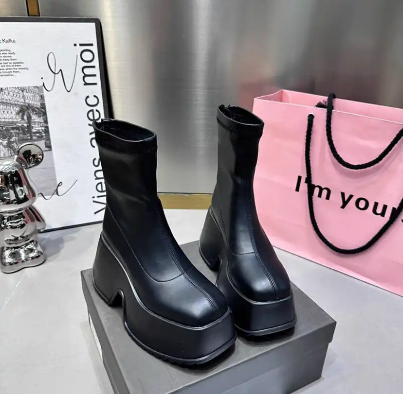Trendy Original Boots Black White