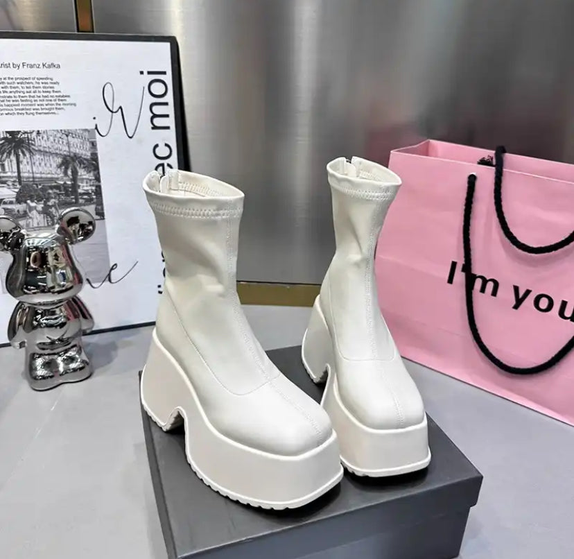 Trendy Original Boots Black White
