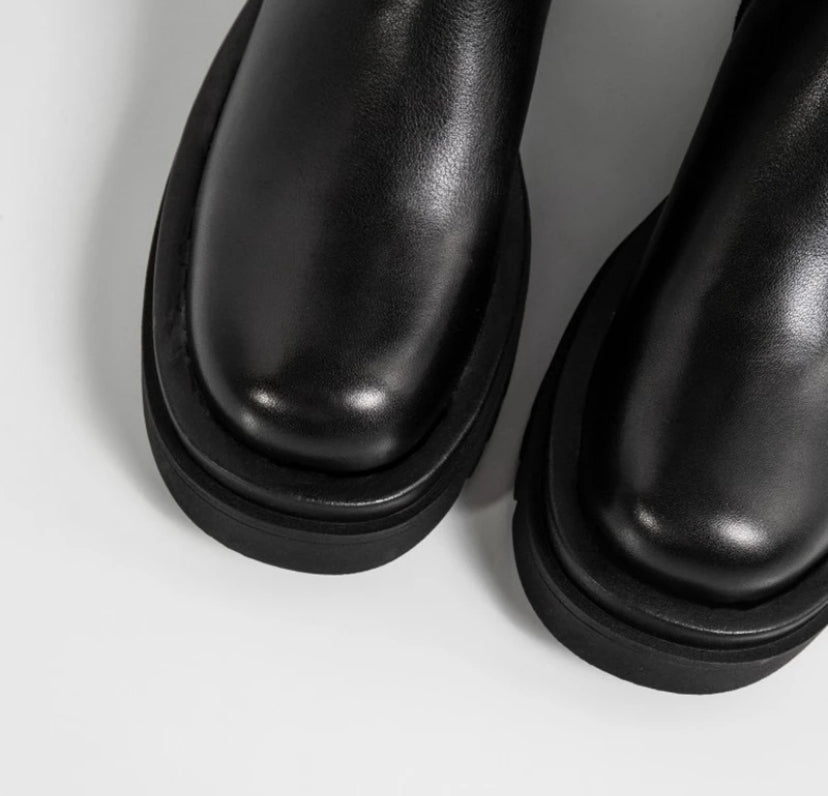 Chelsea Boots Black and White