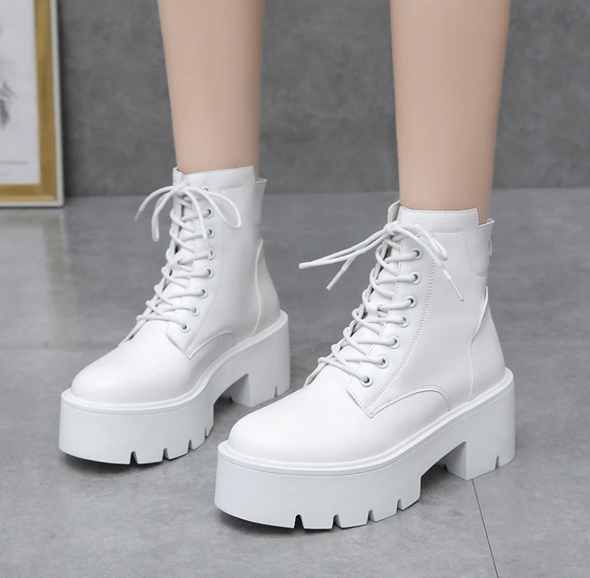Trendy Boots White and Black